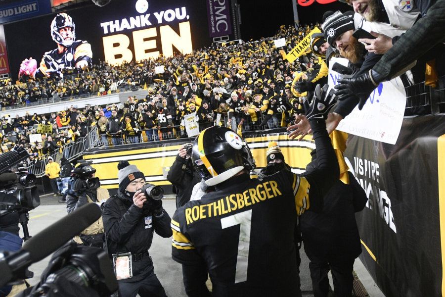 Ben+Roethlisberger+high-fives+fans+after+his+last+home+game